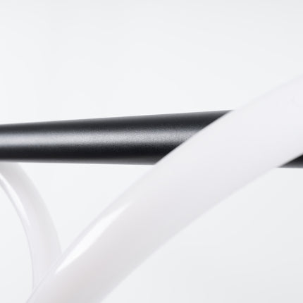 Détail de la barre noire et de la boucle lumineuse de la Suspension Tube LED Réglable