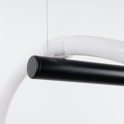 Suspension Tube LED Réglable 84 cm noire allumée, courbe lumineuse blanche sculpturale