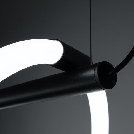 Détail de la barre noire et de la boucle lumineuse de la Suspension Tube LED Réglable