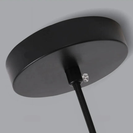 Détail du cache de plafond noir mat et du câble textile de la suspension tube verre fumé