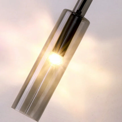 Gros plan sur le tube en verre fumé de la suspension, lumière chaude et diffuse