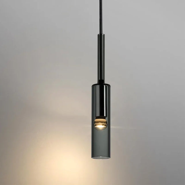 Suspension tube en verre fumé noir allumée, ampoule globe LED, sur fond gris