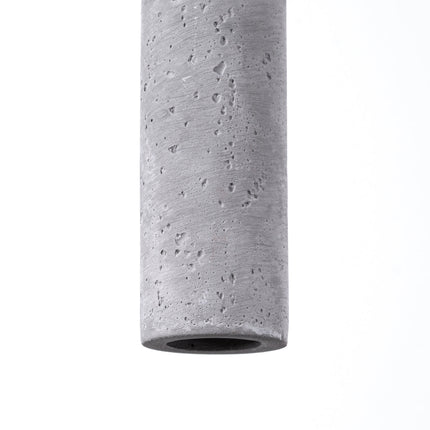 Détail de la texture brute du béton du tube, gros plan