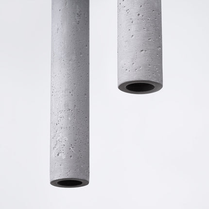 Détail de la texture brute du béton du tube, gros plan