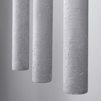 Détail de la texture brute du béton du tube, gros plan