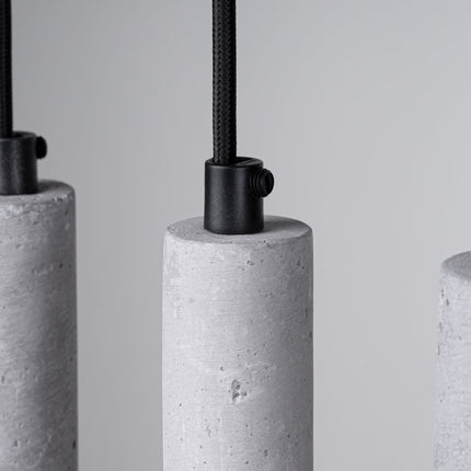 Détail de la texture brute du béton du tube, gros plan