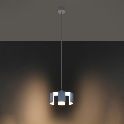 Suspension Tulipe blanche allumée diffusant une lumière chaude entre ses pétales de métal.