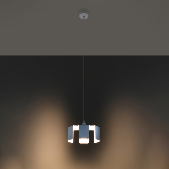 Suspension Tulipe blanche allumée diffusant une lumière chaude entre ses pétales de métal.