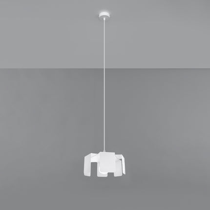 Suspension Tulipe blanche en métal suspendue à son câble sur fond gris, abat-jour en forme de fleur.