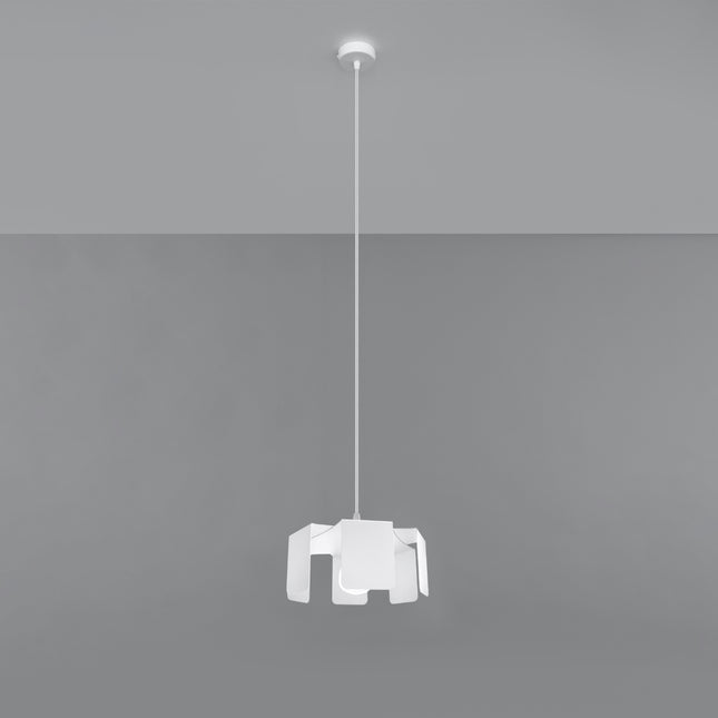 Suspension Tulipe blanche en métal suspendue à son câble sur fond gris, abat-jour en forme de fleur.