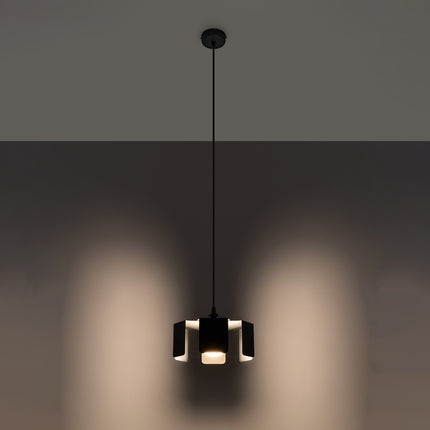 Suspension Tulipe noire allumée diffusant une lumière chaude entre ses pétales de métal.