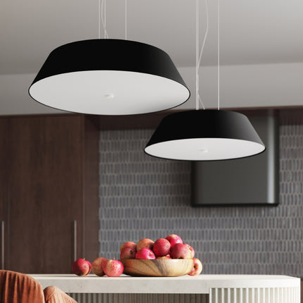 Detail de deux suspensions Vega en tissu noir avec diffuseur en verre blanc au-dessus d'un plan de travail