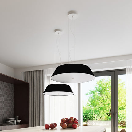 Suspensions Vega en tissu noir dans un salon lumineux pres d'une grande fenetre