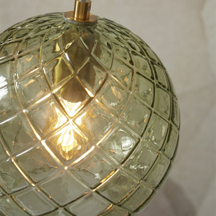 Monture dorée et haut du globe en verre vert de la suspension Venice