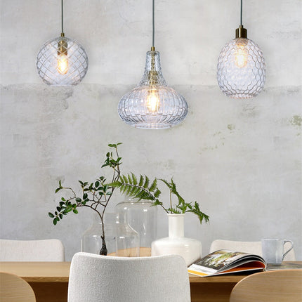 Suspension Venice en verre gaufré transparent parmi d'autres luminaires en verre texturé de formes variées