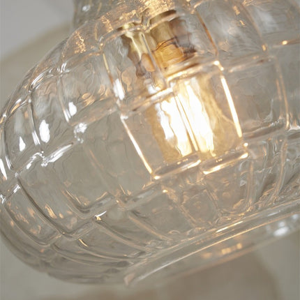 Suspension Venice allumee, lumiere chaleureuse a travers le verre nervure
