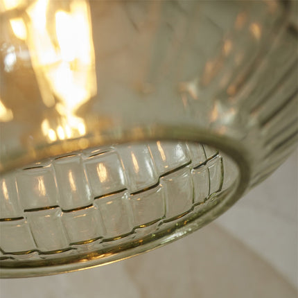 Detail des strukturierten Sockels und des goldenen Glasrands der Pendelleuchte Venice