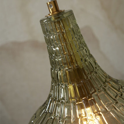 Detail des Halses aus grünem Waffelglas und der goldenen Fassung der Pendelleuchte Venice