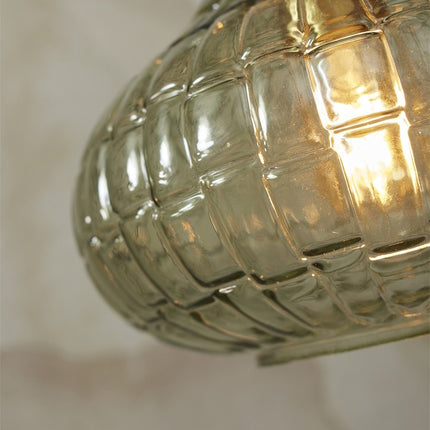 Detail der Waffelstruktur des grünen mundgeblasenen Glases der Pendelleuchte Venice