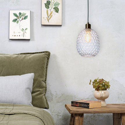 Suspension Verona en verre alvéolé installée en luminaire de chevet