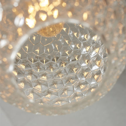 Gros plan sur la texture nid d'abeille du verre de la suspension Verona