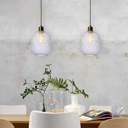 Suspension Verona en verre alvéolé présentée aux côtés d'autres modèles de la collection