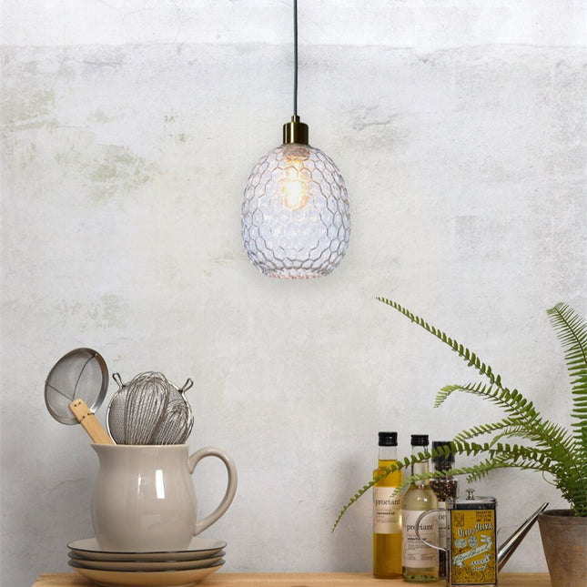 Suspension Verona verre transparent suspendue au-dessus d'un plan de cuisine