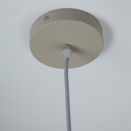 Rosace de plafond taupe et cable textile chevron de la suspension Verona