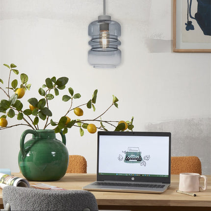 Suspension Verona verre dégradé gris clair allumée au-dessus d'un coin bureau