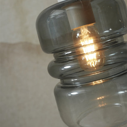 Ampoule à filament visible à travers le verre dégradé de la suspension Verona