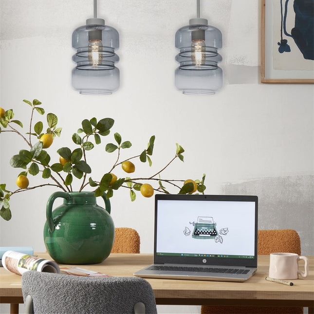 Duo de suspensions Verona verre dégradé gris clair au-dessus d'une table en bois