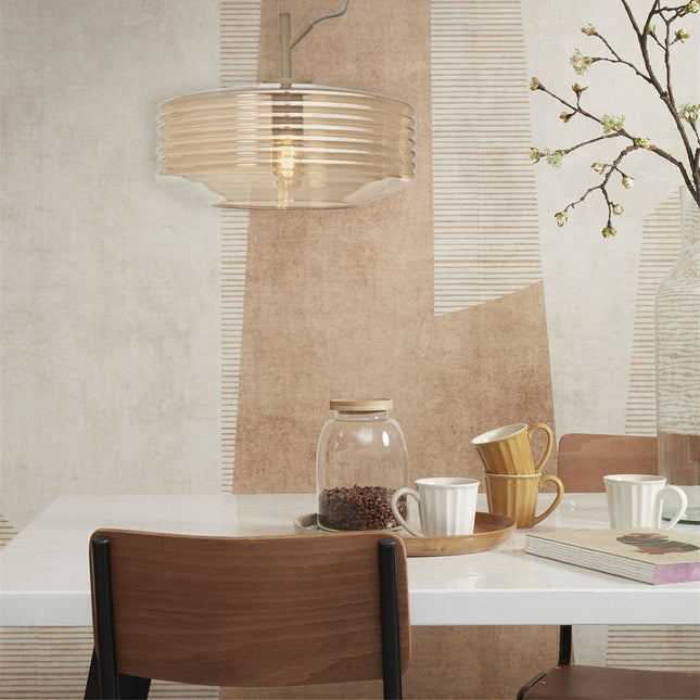 Suspension Verona verre strié ambre au-dessus d'une table dans une cuisine chaleureuse