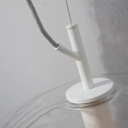 Suspension Verona verre strié transparent suspendue au-dessus d'un ilot de cuisine
