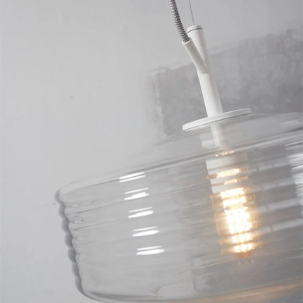 Suspension Verona verre strié transparent dans un salon lumineux et épuré