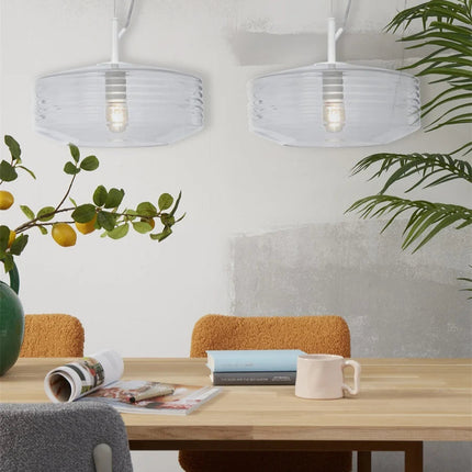 Deux suspensions Verona verre strié transparent au-dessus d'une table en bois