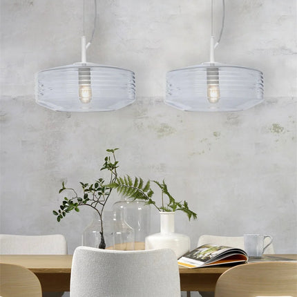 Duo de suspensions Verona verre strié transparent dans une salle à manger lumineuse