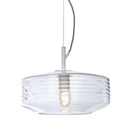 Suspension Verona verre strié transparent Ø35 cm sur fond blanc, ampoule allumée