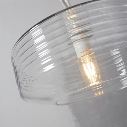 Gros plan sur le verre strié et la douille E27 de la suspension Verona