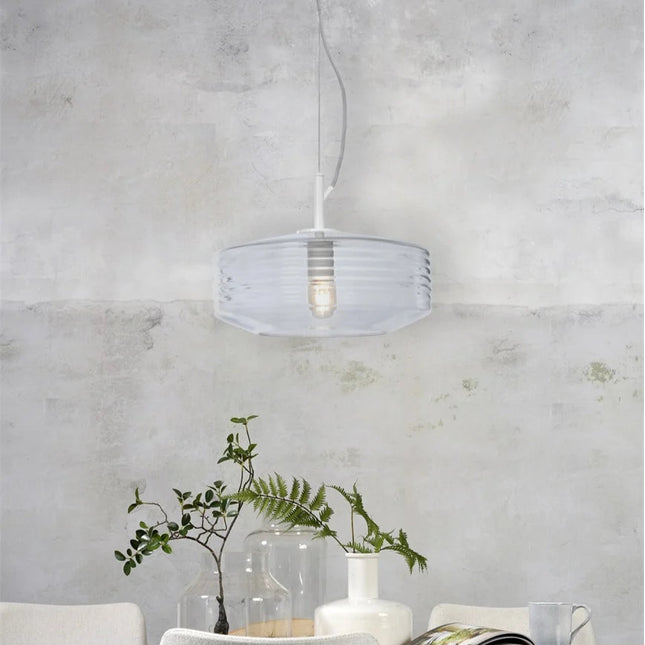 Suspension Verona en verre strié transparent Ø35 cm au-dessus d'une table à manger