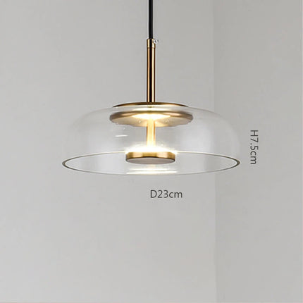 Suspension design en verre ambré, parfait pour un intérieur élégant.