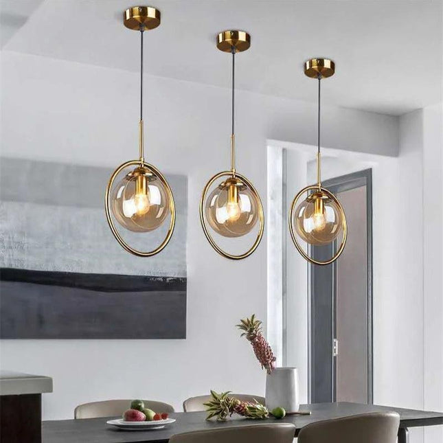 Suspension en verre à anneau doré nordique suspendue dans un salon