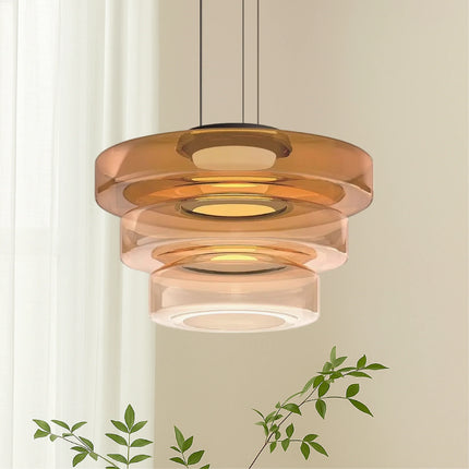 Détail des anneaux étagés en verre ambré d'une suspension design nordique