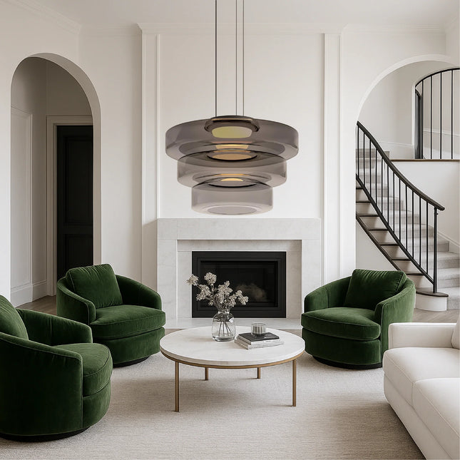 Suspension verre fumé gris anneaux étagés dans un salon avec fauteuils verts et cheminée