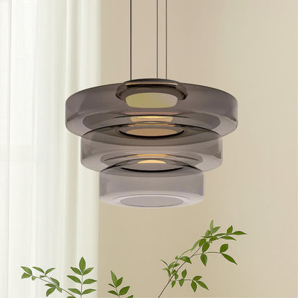 Suspension en verre fumé gris à anneaux étagés au-dessus d'un salon lumineux