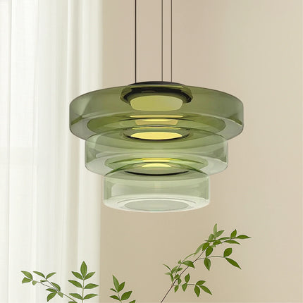 Suspension en verre vert à anneaux étagés dans une ambiance nordique épurée