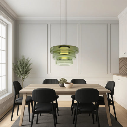 Suspension verre vert anneaux étagés au-dessus d'une table à manger en bois