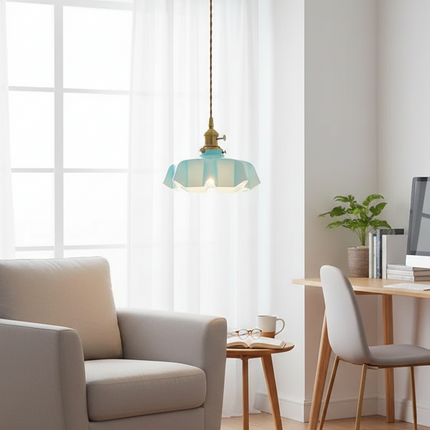 Suspension en verre bleu vintage dans un coin lecture lumineux près d'un fauteuil et d'un bureau