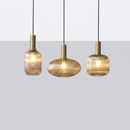 Suspension en verre coloré au design rétro, abat-jour strié pour un éclairage doux.