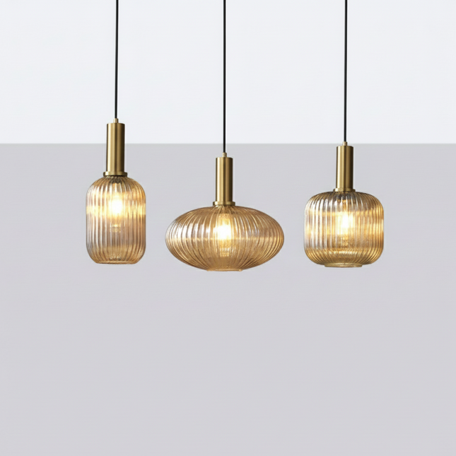 Suspension en verre coloré au design rétro, abat-jour strié pour un éclairage doux.