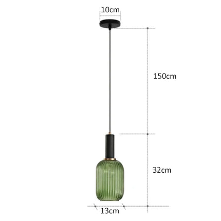 Suspension en verre côtelé dans une chambre au style vintage et apaisant.